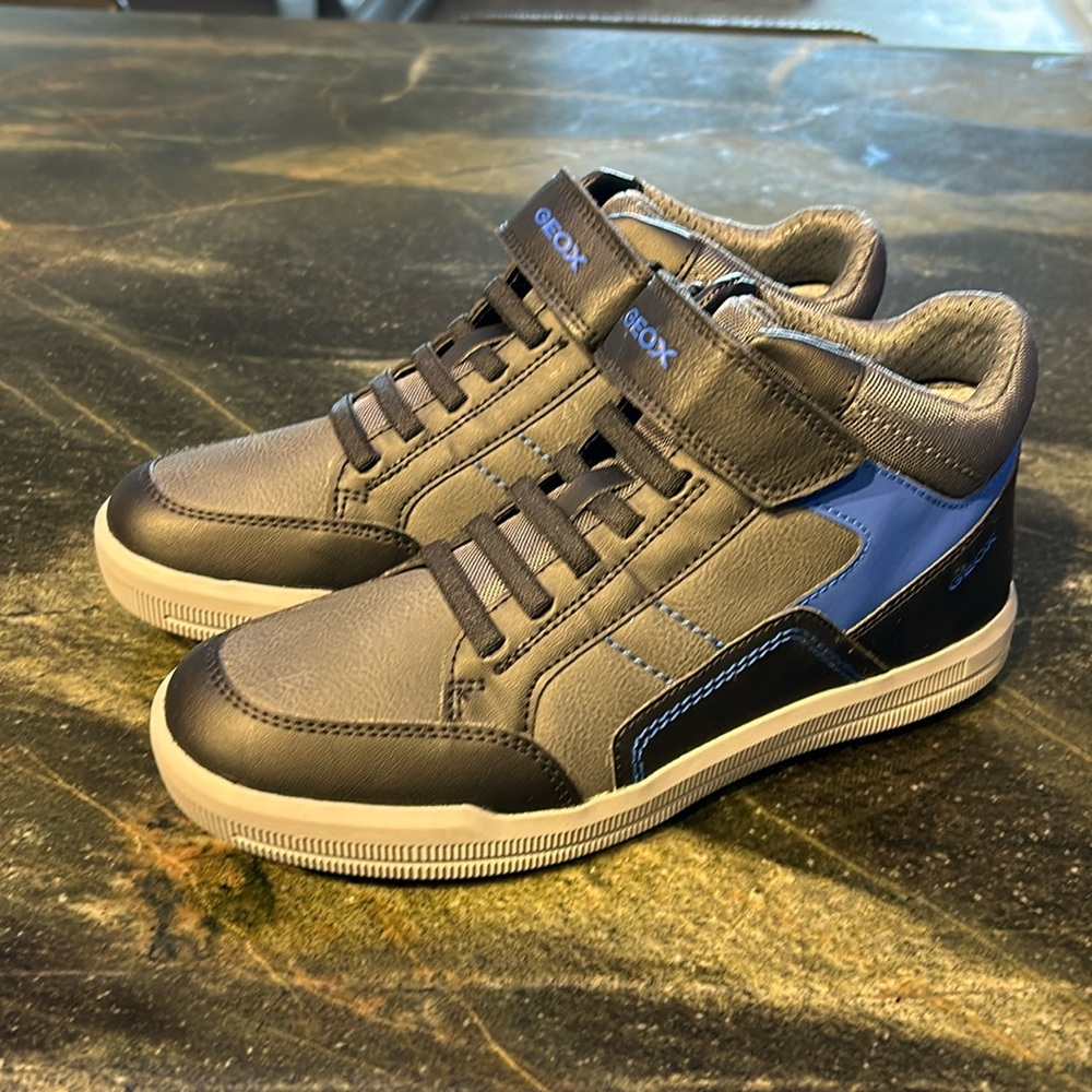 NWT. GEOX leather sneakers